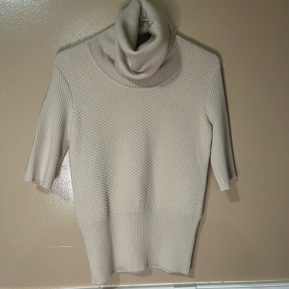 Sweaters - Elegant Cream Turtleneck Sweater